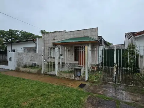 Casa en venta en El Talar en 1 planta  3 ambientes con jardin a reciclar .