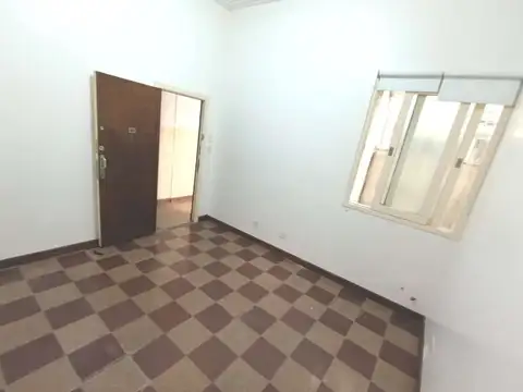 J Alvarez 100, Piso PB