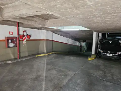 Cochera fija cubierta por rampa a pasos de la Av. 9 de Julio.