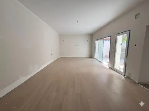 VENTA - Pasillo de 3 dormitorios con patio y terraza