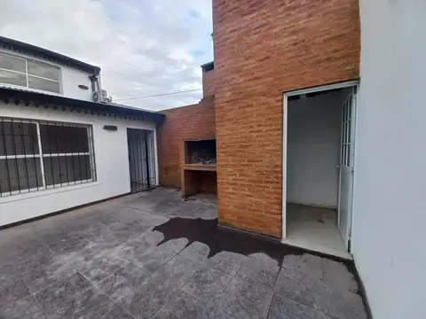 Casa 6 ambientes con 2 baños