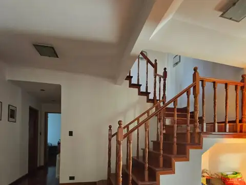 Casa en Alquiler con 2 cocheras